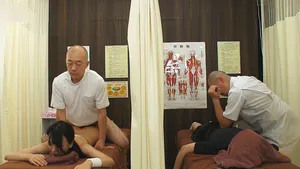 Dẫn em gái đi mát-xa rồi bị phang cạnh bên mà không hề hay biết
